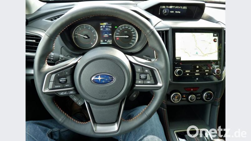 Etwas überfrachtet ist das Multifunktionslenkrad des Subaru. Bild: bz