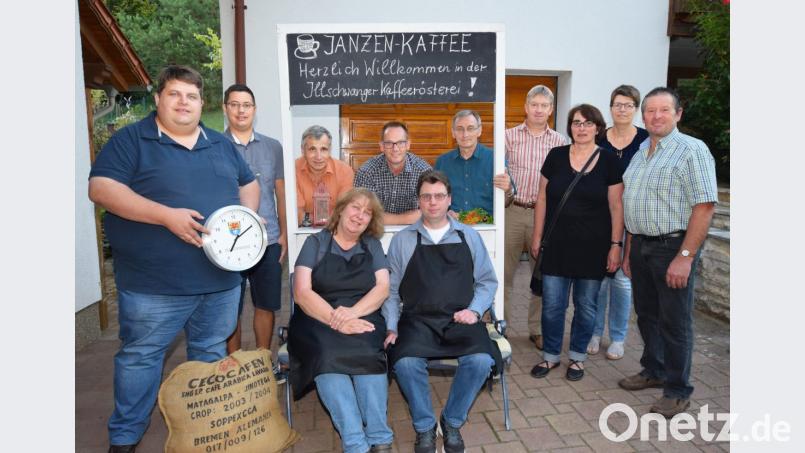 Bürgermeister Dieter Dehling (links) überreicht als Geschenk der Gemeinde die Illschwanger Uhr an Claudia und Andree Janzen (sitzend). Bild: no