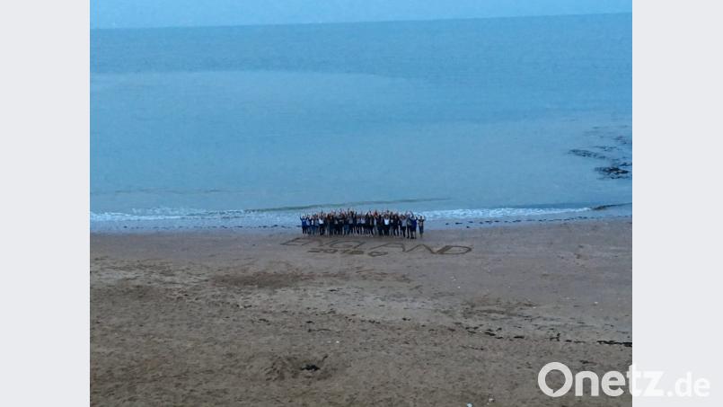 Die Teilnehmer der Sprachferien bei einem Ausflug ans Meer. Bild: exb