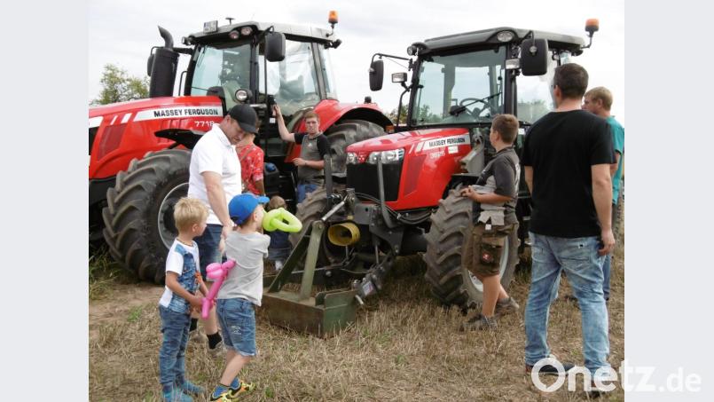 Die neuen großen Landmaschinen fanden ihre Bewunderer auf dem Erdäpfelfest am Trummerhof. Bild: mma