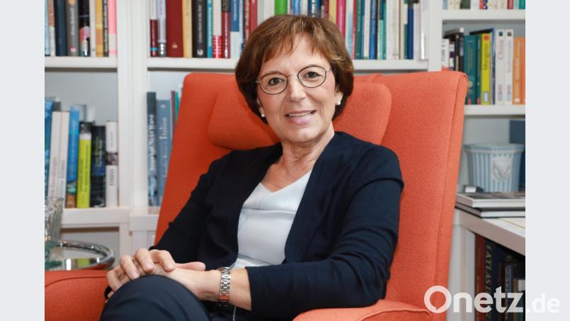Staatsministerin a. D. Emilia Müller blickt in ihrer Bibliothek im heimischen Hinterrandsberg auf ihre politische Karriere zurück. Zur Landtagswahl im Oktober tritt sie nicht mehr an. Bild: Gerhard Götz