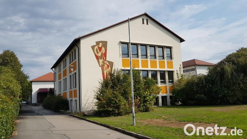 Der Markt Moosbach will die Modernisierung und Instandsetzung des alten Schulhauses im Rahmen des vom Bayerischen Ministerrat beschlossenen Programms anmelden. Bild: gi