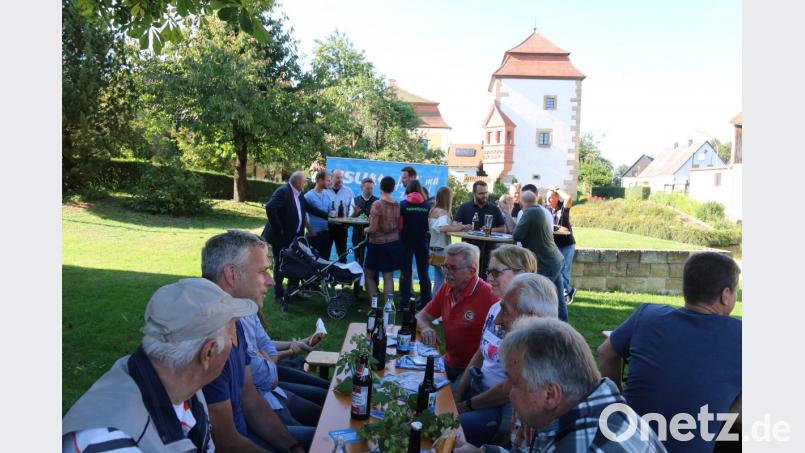 Am Dorfplatz vor dem Dießfurter Schloss können sich Pressather und Dießfurter mit Landtagsabgeordnetem Tobias Reiß und Bezirkstagslistenkandidat Matthias Grundler austauschen. Bild: sne