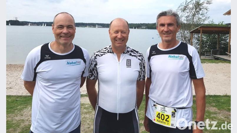 Die erfolgreiche Nabaltec-Staffel mit den drei Vorständen Dr. Michael Klimes, Johannes Heckmann und Günther Spitzer (von links). Bild: Hirsch