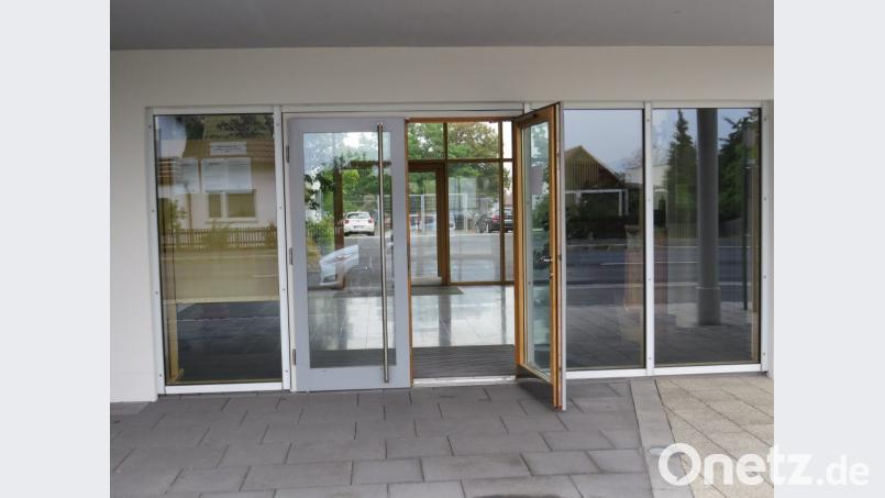 Die alte Eingangstüre ins Rathaus wird bald Geschichte sein. Mit einer Schiebetür wird der Haupteingang des Rathauses in Altenstadt barrierefrei. Die Mittel und die Auftragsvergabe hat jetzt der Gemeinderat beschlossen. Bild: adj