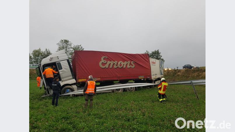 Die Leitplanke muss für die Bergung entfernt werdn. Beamte der Polizei sichern Daten in der Fahrerkabine des Lasters. Bild: mde