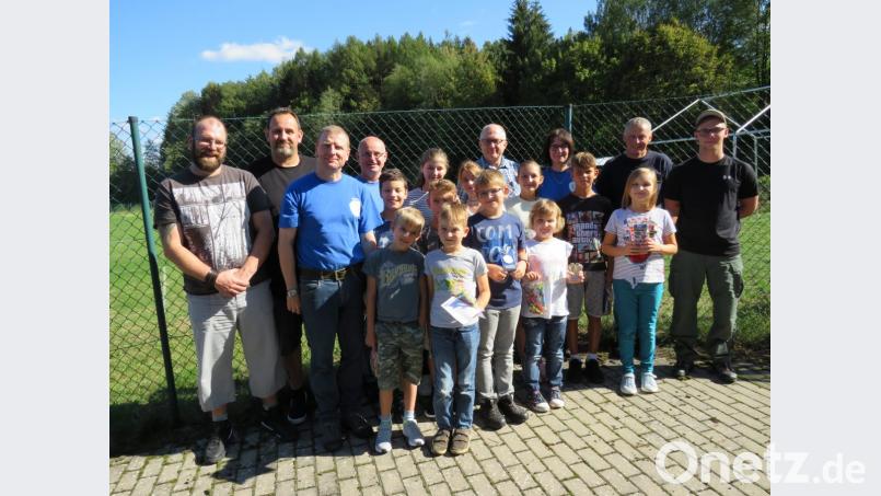 Die Kinder hatten ihren Spaß beim Schnupperschießen der Feuerschützengesellschaft Windischeschenbach. Die Helfer hatten dabei alles im Griff. Bild: adj