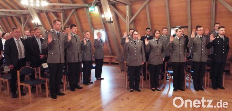 Alle 15 Rekruten sprechen im Großen Saal im Theuerner Schloss die Eidesformel. Bild: e