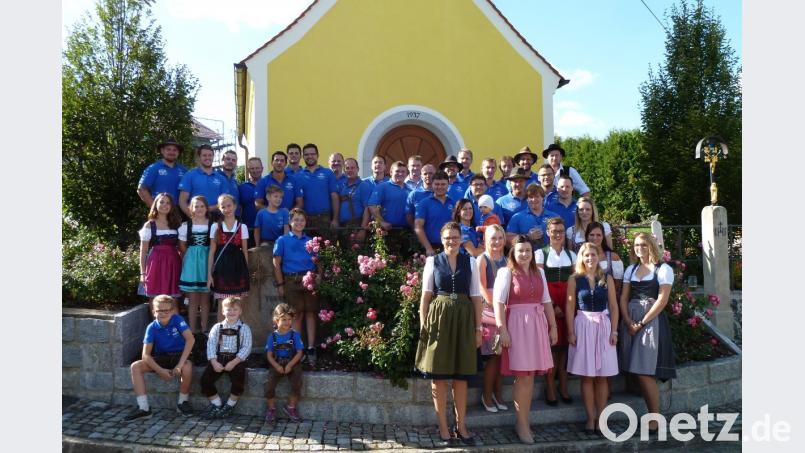 Gruppenbild vor der Dorfkapelle Mariä Namen. Bild: Portner