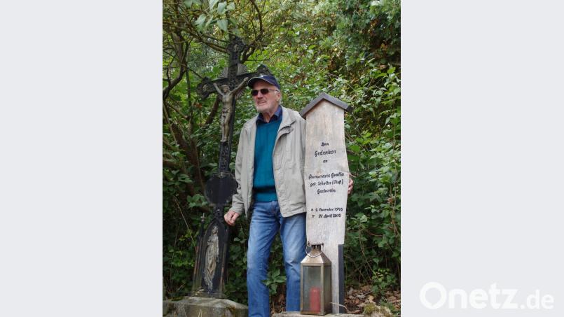 Im Biergarten des Grundstücks von Peter Gralla hat die Familie neben einem Kreuz eine Gedenktafel für die verstorbene Annemarie errichtet; gebaut hat das Marterl Sohn Markus, Peter Gralla ist zuständig für die immer brennende Grableuchte. Bild: wrt