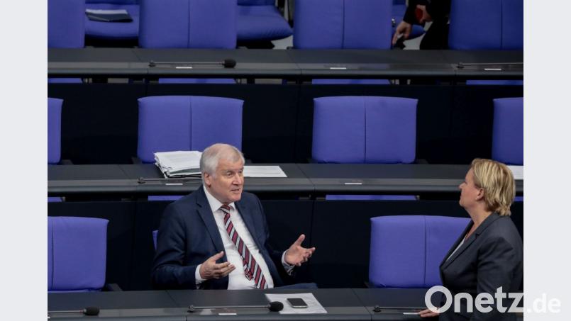 Horst Seehofer (CSU), Bundesminister des Innern, für Bau und Heimat, und Eva Högl (SPD) nehmen an der Plenarsitzung im Deutschen Bundestag teil. Hauptthema der 49. Sitzung der 19. Legislaturperiode ist der von der Bundesregierung eingebrachte Entwurf des Bundeshaushaltsplans 2019 und der Finanzplan des Bundes 2018 bis 2022. Bild: Kay Nietfeld/dpa