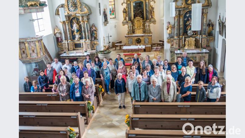 Die Teilnehmer des Neunburger Pfarrausflugs in der Pfarrkirche von Sankt Englmar. Bild: Michael Hellmuth