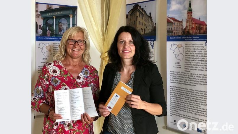 Irene Träxler (links), Vorsitzende des Vereins Bavaria Bohemia, und Veronika Hofinger, Leiterin des CeBB, stellen den Programmflyer des Herbstprogramm 2018 vor. Bild: eib