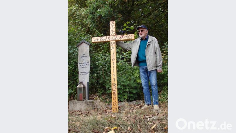 Im Biergarten des Grundstücks von Peter Gralla hat die Familie neben einem Kreuz eine Gedenktafel für die verstorbene Annemarie errichtet; gebaut hat das Marterl Sohn Markus, Peter Gralla ist zuständig für die immer brennende Grableuchte. Bild: wrt