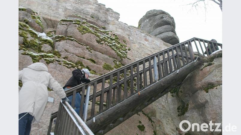 Über steile Treppen können die Besucher im Sommer wie im Winter den Bergfried besteigen. Bild: bsc
