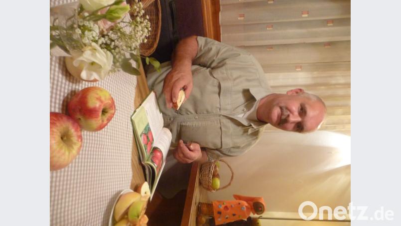 Pomologe Tino Gmach hob die Wichtigkeit von Streuobstwiesen hervor. Bild: exb