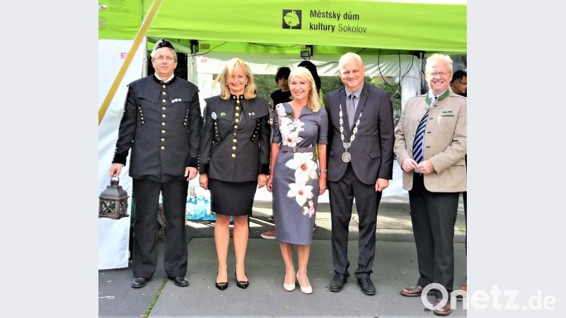 Dritter Bürgermeister Karel Jakobec, zweite Bürgermeisterin Renata Oulehlova,
die Stadtabgeordnete des Partnerortes Saalfeld, Erster Bürgermeister Jan Picka
und der Schwandorfer Oberbürgermeister Andreas Feller (von links) bekräftigten beim Bergmannsfest die Partnerschaft. Bild: Hirsch