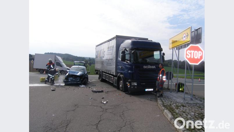 Bei Hannersgrün stießen ein schwerer Lkw und ein Hyundai zusammen. Beide Fahrer wurden verletzt ins Klinikum Weiden gebracht. Bild: exb/Polizei Neustadt