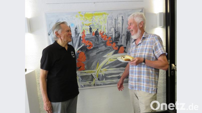 Kuchen, Kunst, Künstler: Toni Eichinger (rechts) im Gespräch mit einem Gast. Bild: ubb