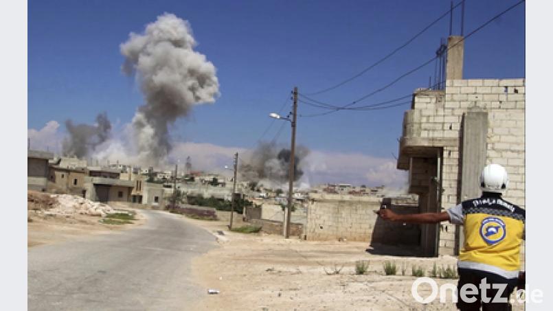 Rauchwolken über Hobeit bei Idlib. Die syrische Regierung bläst in der Rebellenhochburg die Entscheidungsschlacht. Bild: Uncredited/Syrian Civil Defense White Helmets/AP/dpa