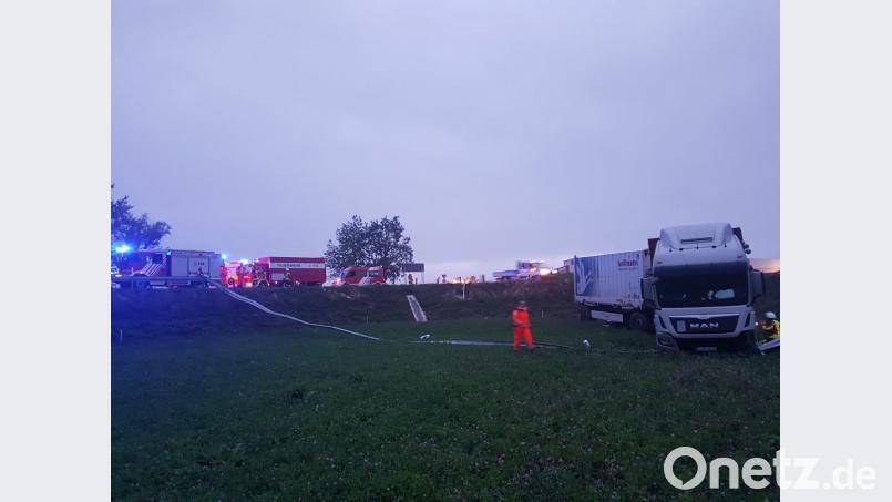 Am Laster und dem Anhänger entsteht enormer Schaden, ebenso an der Ladung und der Verkehrseinrichtung. Bild: mde