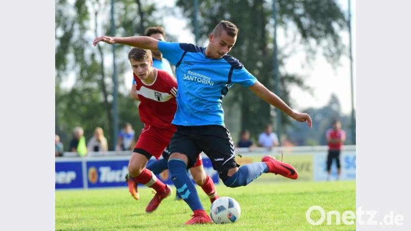 Beim 0:0 gegen den FSV Bayreuth vergab der FC Tirschenreuth viele Chancen, wie in dieser Szene Daniel Lauterbach (blaues Trikot). Am Sonntag gastieren die Kreisstädter beim SV Bavaria Waischenfeld. Bild: Thomas Schrems