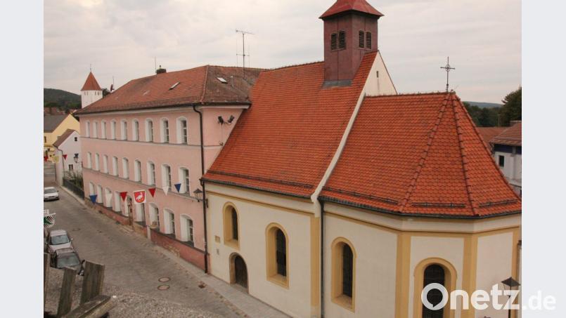 Die durch die Stadt in Auftrag gegebene Machbarkeitsstudie sieht für den Spitalkomplex mit Kirche (vorne) und ehemaligem Rotkreuzhaus hauptsächlich Wohnnutzungen vor. Im Hintergrund links ist noch das graue Höslhaus am Jobplatz zu erkennen, in das beispielsweise ein Café einziehen könnte. Bild: mp