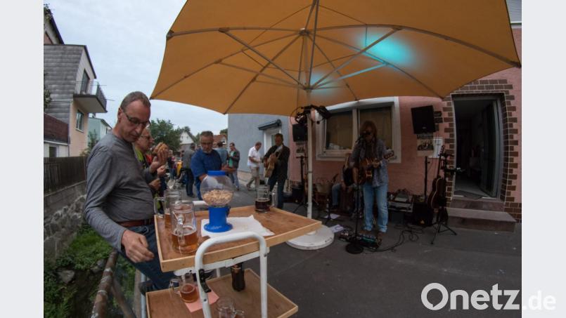 Der Dämmerschoppen am Rumpelbach namens "Brückenpfiff" hat sich von einer Schnapsidee zur liebgewonnenen Tradition entwickelt. Bild: dtr