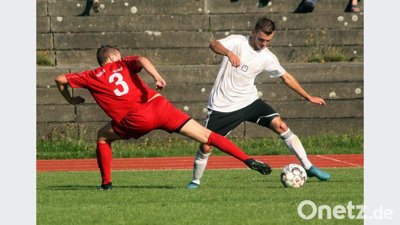 Selbst ein langes Bein des Vohenstraußers Sebastian Zäch (links) reicht in dieser Situation nicht, um Alexander Schärtl (VfB Mantel) zu stoppen. Tabellenführer SpVgg Vohenstrauß siegte dennoch mit 2:1 und vergrößerte seinen Vorsprung, weil die Konkurrenz ausnahmslos patzte. Bild: R. Kreuzer