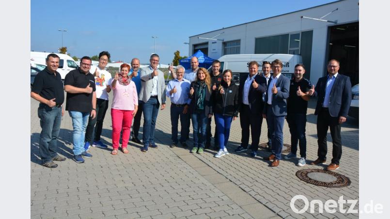 Zuversichtlich zeigten sich die beteiligten zehn Unternehmen an der ersten Ausbildungsmesse in Mitterteich. Die Unternehmen nahmen das Heft des Handelns selber in die Hand. Organisiert hatte die erste Mitterteicher Ausbildungsmesse das Autohaus Enslein-Schönberger, mit Geschäftsführer Christian Schönberger (Sechster von links). Mit dabei noch 2. Bürgermeister Stefan Grillmeier (Fünfter von rechts). Sie alle sind zuversichtlich, dass das Handwerk weiter auf ihren Nachwuchs bauen kann. Bild: jr