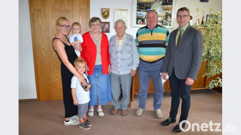 Karl Lehmann (Zweiter von rechts) wurde für seinen 30. Aufenthalt geehrt. Der Familie Hildegund und Helmut Neumaier (links) konnte Bürgermeister Hermann Ach den Gästepreis in Anwesenheit von Enkelin und den Urenkeln überreichen Bild: gi
