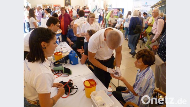 Reger Andrang herrscht am Infostand des St.-Anna-Krankenhauses. Dort gibt es kostenlose Blutzucker- und Blutdruckmessungen. Bild: Hubert Uschald