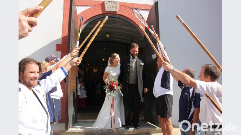 Große Freue herrschte beim Brautpaar nach dem Verlassen der Stadtpfarrkirche. Bild: kro