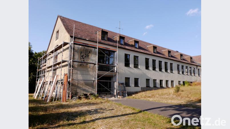 Das alte Griesbacher Schulhaus zu Beginn der Abrissarbeiten: Auf dem Areal sollen Bauplätze entstehen. Bild: ebr