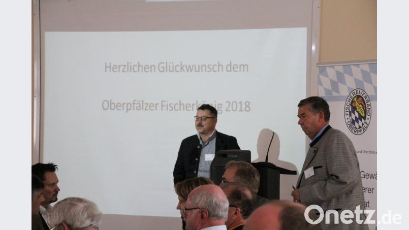 Hans Holler, Präsident des Fischereiverbandes Oberpfalz, spricht in Grafenwöhr. Bild: jma
