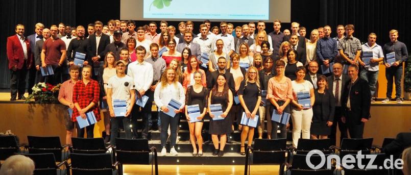 Die erfolgreichen Teilnehmer der Sommergesellenprüfung der Kreishandwerkerschaft Nordoberpfalz zusammen mit Ausbildern und Ehrengästen Bild: Bühner