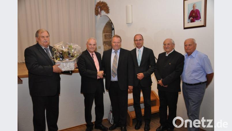 Albert Sollfrank und Günter Kopp übergeben an Richard Hermann, Franz Steindl, Josef Wein und Mathias Schüller (von links) aus Purbach einen Geschenkkorb mit regionalen Spezialitäten. Bild: ak