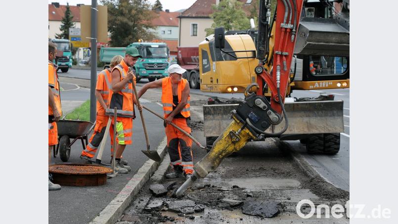 Austausch der Asphaltdecke auf der B 14 in Sulzbach-Rosenberg. Bild: Wolfgang Steinbacher