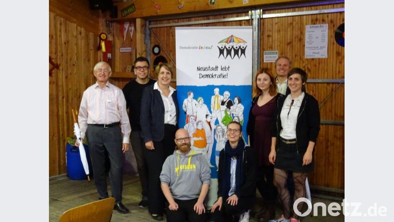 Gemeinsam mit drei Landtagskandidaten setzen die Künstler Kathi Mock, Lara Ermer (von rechts), Markus Riks (Zweiter von links) sowie die Moderatoren Pauline Füg und Tobias Heyel (kniend) ein klares Zeichen für die Demokratie. Bild: ens