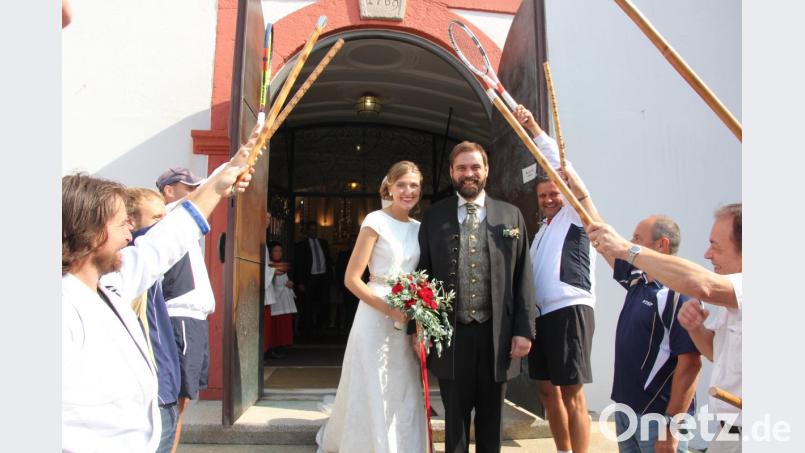 Einige Sparten des ATSV Tirschenreuth standen für das Brautpaar Spalier. Bräutigam Jürgen Steinhauser ist der 1. Vorsitzende des ATSV Tirschenreuth. Bild: kro