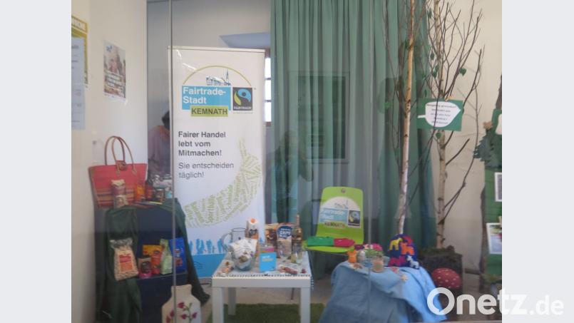 Mit fair gehandelten Waren ist ein Schaufenster im Turmdurchgang bestückt. Bild: jzk