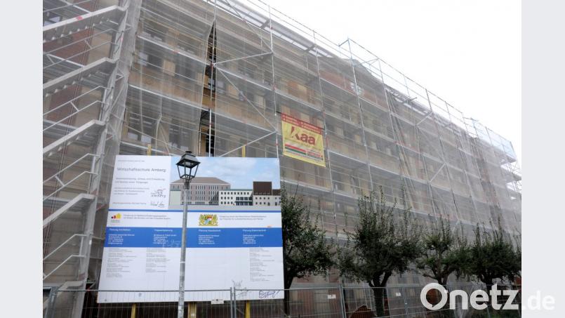 Derzeit wird die Wirtschaftsschule in Amberg saniert. Die Kosten dafür steigen wohl auf rund 12,9 Millionen Euro. Bild: Stephan Huber
