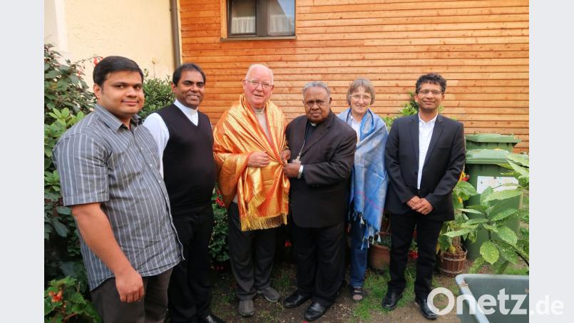 Für die Gastfreundschaft bedankte sich Bischof Dr. Peter Remigius (Dritter von rechts), mit einem Freundschaftsschal aus Seide bei seinem Freund, dem Ruhestandsgeistlichen Pfarrer Siegfried Wölfel (Dritter von links) und Schwester Annemarie (Zweite von rechts). Die Priester (von links) Pater Martin, Pfarrer Julius und Pfarrer Joseph lobten neben der kirchenarbeit das große soziale Engagement von Bischof Dr. Peter Remigius. Bild: bsc