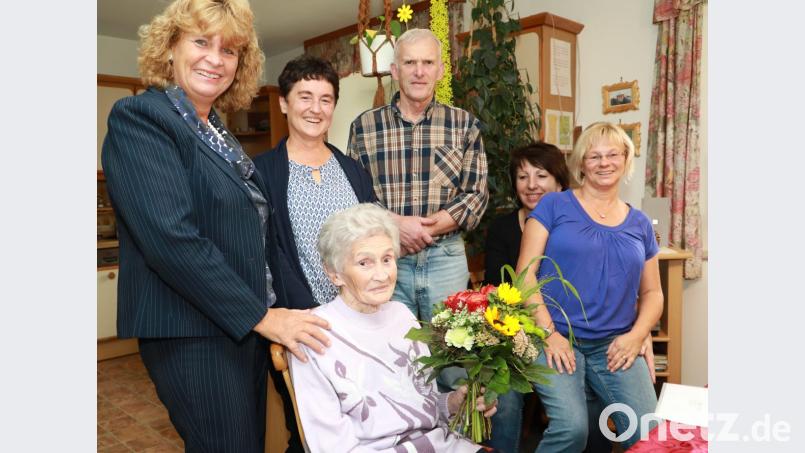 Ihren 90. Geburtstag feiert Maria Kunz (vorne sitzend). Neben einer Abordnung des katholischen Frauen- und Müttervereins (rechts) gratulierten Sohn Werner (Mitte) mit Ehefrau Christl (Zweite von rechts) sowie dritte Bürgermeisterin Sonja Heindl (links). Bild: njn