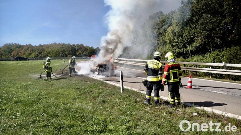 Die Feuerwehr löscht das brennende Auto auf dem Autobahnzubringer bei Pentling, Bild: Alexander Auer