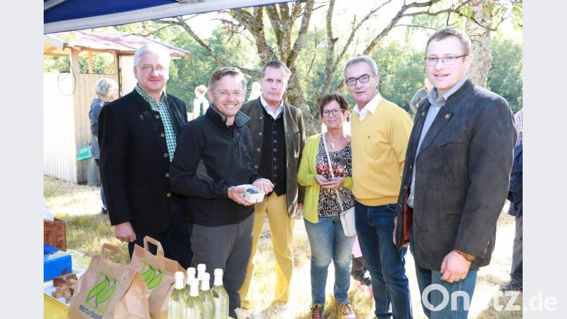 Die Ehrengäste überzeugen sich von einem breiten Angebot an Bio-Erzeugnissen aus der Region. Auf dem Bild der Geschäftsführer der Steinwald-Allianz, Martin Schmid (rechts), mit (von links) Erbendorfs zweitem Bürgermeister Johannes Reger, Landtagsabgeordnetem Tobias Reiß, Baron Eberhard von Gemmingen-Hornberg sowie Kemnaths Bürgermeister Werner Nickl mit Ehefrau Elisabeth. Bild: njn