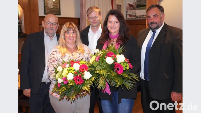 Im Bild von links: Kirchenpfleger Max Kick, Tanja Schwarz, Pfarrer Norbert Götz, Sonja Kick und Bürgermeister Josef Beimler Bild: fvo