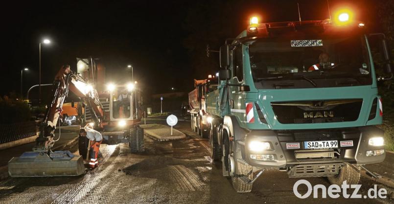 Tag und Nacht laufen von Freitag bis einschließlich Sonntag die Arbeiten in der Sperrzone auf der B 14 zwischen Meister-Kreuzung und Feuerwehrhaus. Mehr als 30 Sattelschlepper tauschen dabei rund 2600 Tonnen Asphalt aus. Bild: Wolfgang Steinbacher