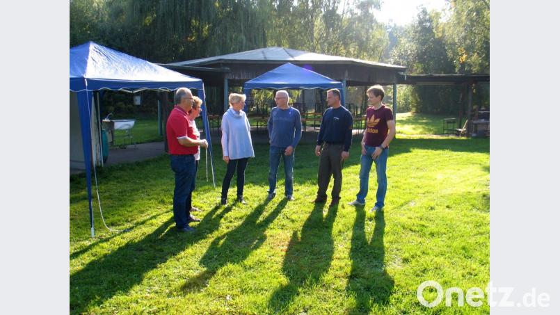 Mitglieder des Organisationsteams, Reinhard Veigl Monika Kainz und Bernhard Brunner (Erster, Dritte und Vierter von links), besprechen mit Rita Müller (Zweite von links), die die Kaffee- und Kuchentheke übernimmt, dem Vorsitzenden der Wasserwacht, Michael Zimmerer, und Kai Wolf von der Naturerlebnisbad GmbH (von rechts) und die Möglichkeiten der Betreuung der Radfahrer. Bild: bkr