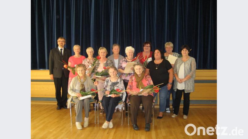 Sieben Jubilarinnen danken die Vorstandsmitglieder Waltraud Köllner (rechts) und Marianne Forster (Dritte von rechts) sowie Pfarrer Martin Besold für jeweils 50 Jahre Treue zum Frauen- und Mütterverein. Bild: njn